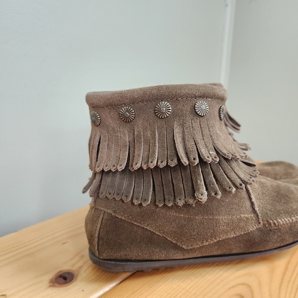 Minnetonka Women’s Double Fringe Side Zip Suede Boots – Green/Grey – Size 8 - Picture 3 of 10